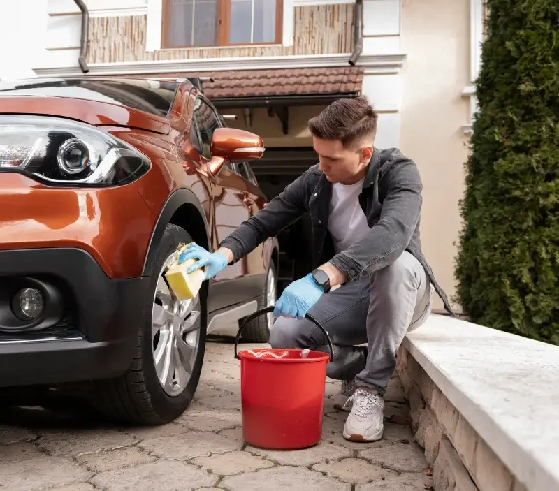 Lavage auto à domicile La Coquille : professionnel intervenant sur un véhicule